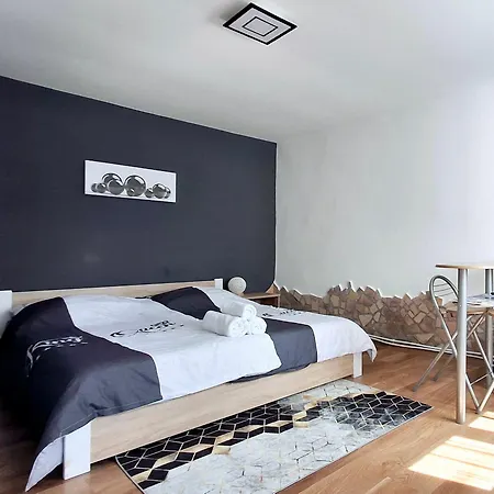 게스트하우스 Moonlight Premium Apartmanhaz 4*