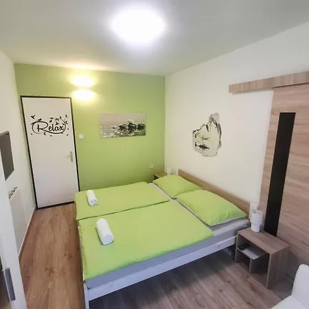Moonlight Premium Apartmanhaz & Biliard בית הארחה